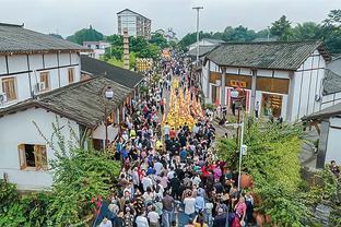 梅开二度导演逆转，加纳乔社媒晒庆祝照：送你们一份圣诞礼物